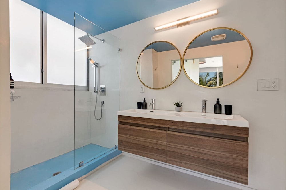 Adjacent Eight Bed Eight Bath Apartment thumbnail 5