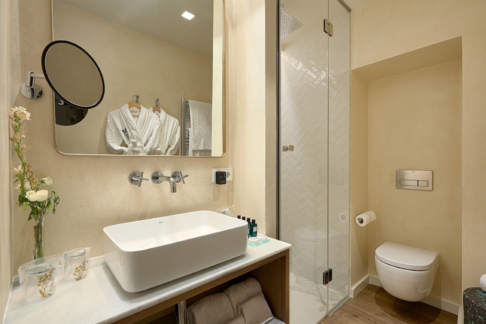 Standard Suite - Photo 10