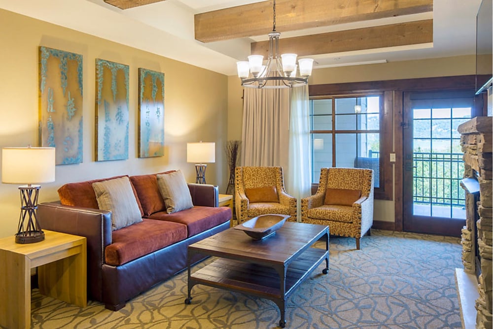 2 BEDROOM LAKE VIEW 1 KING 1 QUEEN SUITE photo 3