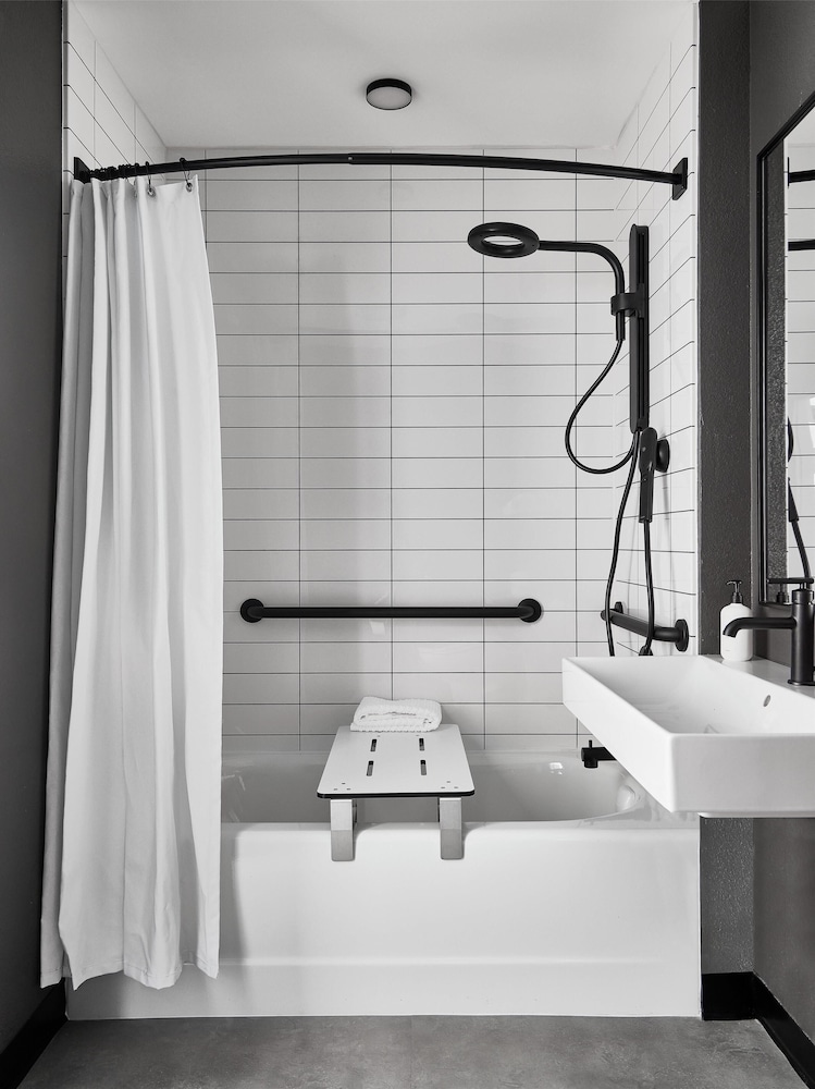 Room, 2 Queen Beds, Accessible, Bathtub (Mobility & Hearing)