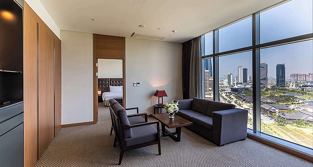 Premier Suite, 1 King Bed, Non Smoking, Park View (Living Room)