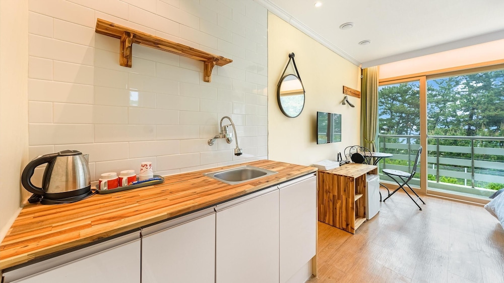 Basic Room, 1 Bedroom (205(Ocean View/No cooking)) - Photo 6
