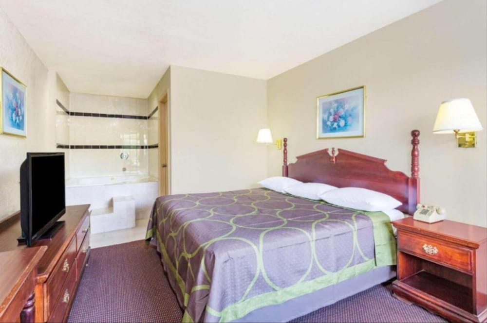 Suite, 1 Bedroom, Accessible - Photo 2
