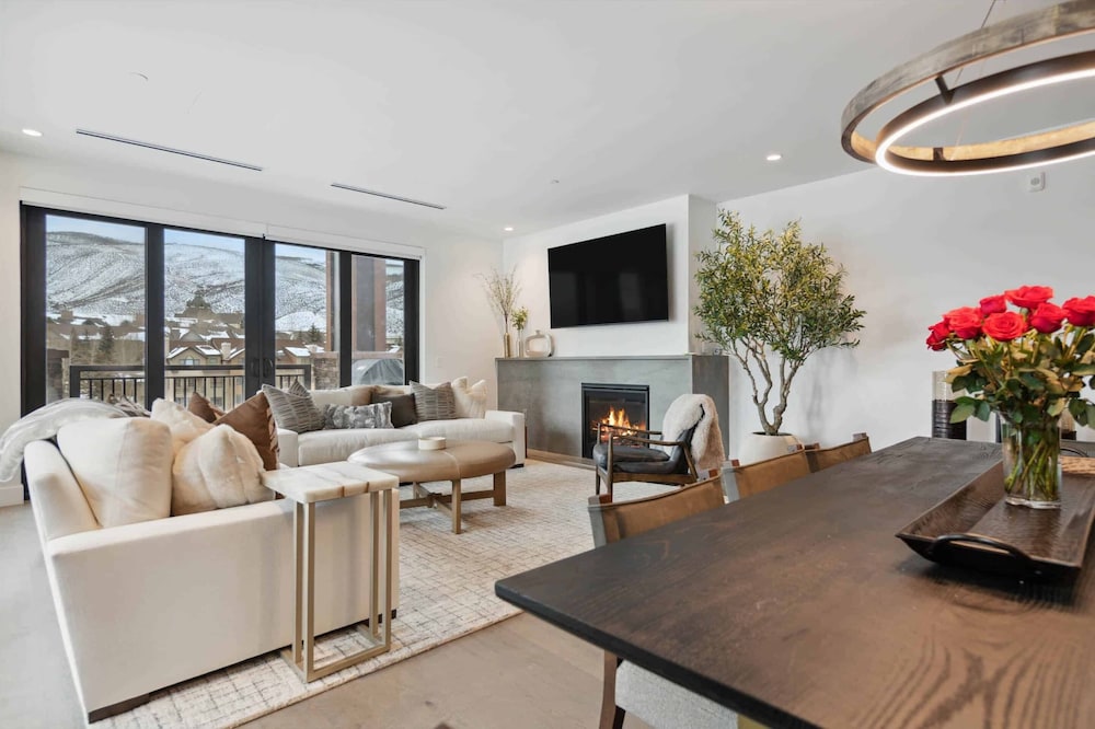Superior Condo, 2 Bedrooms, Fireplace, Mountain View