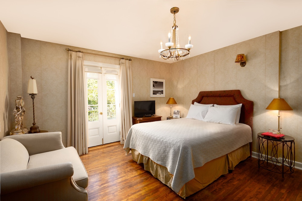 Deluxe Room, 1 Queen Bed, Lake View (West Room) photo 1
