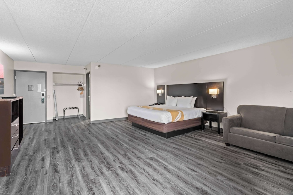 Executive Suite, 1 King Bed, Non Smoking photo 3