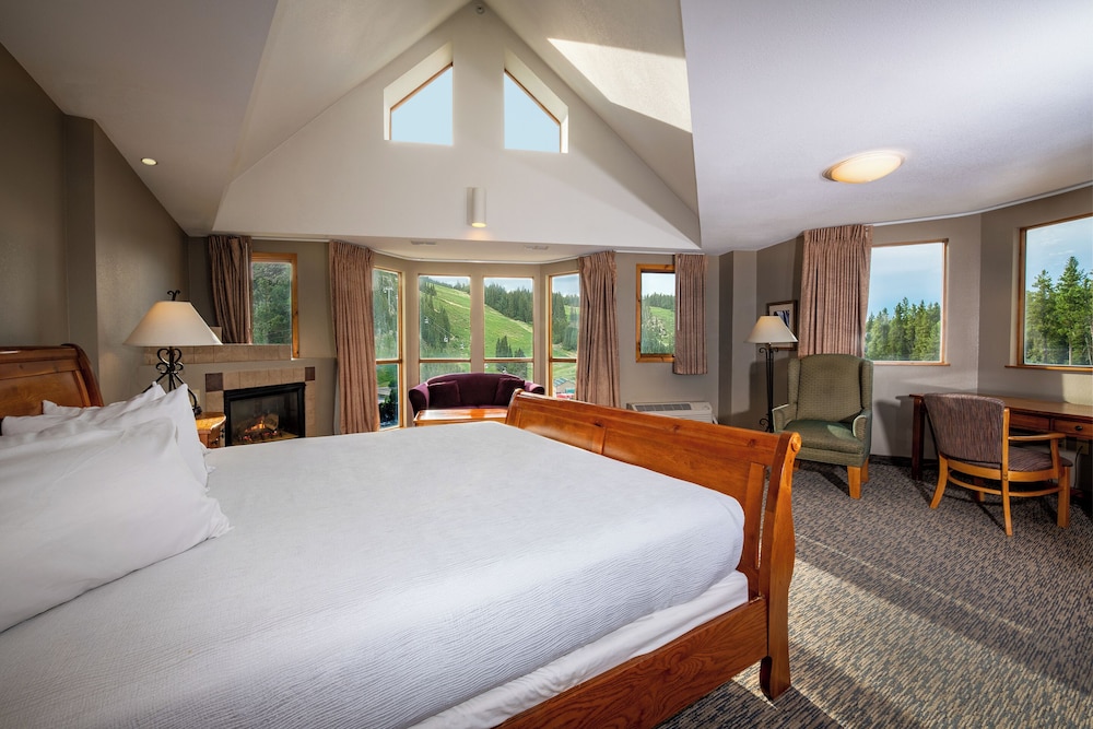 Deluxe Room, 1 King Bed photo 1