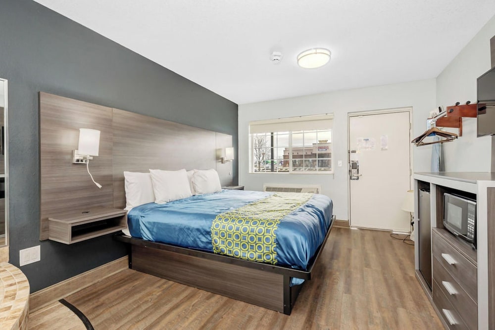 Comfort Suite, 1 Queen Bed, Non Smoking, Jetted Tub - Photo 5