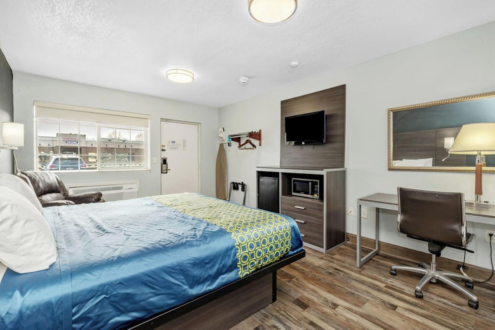 Room, 1 King Bed, Accessible Bathtub - Photo 4