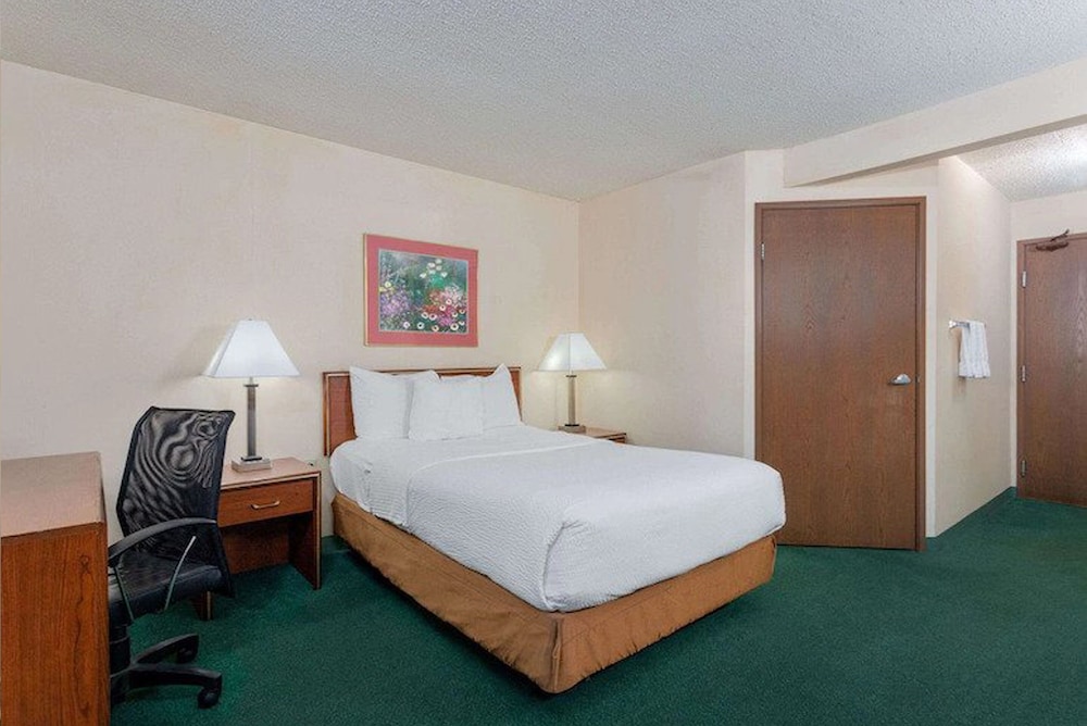 Standard Room, 1 Queen Bed, Non Smoking - Photo 2