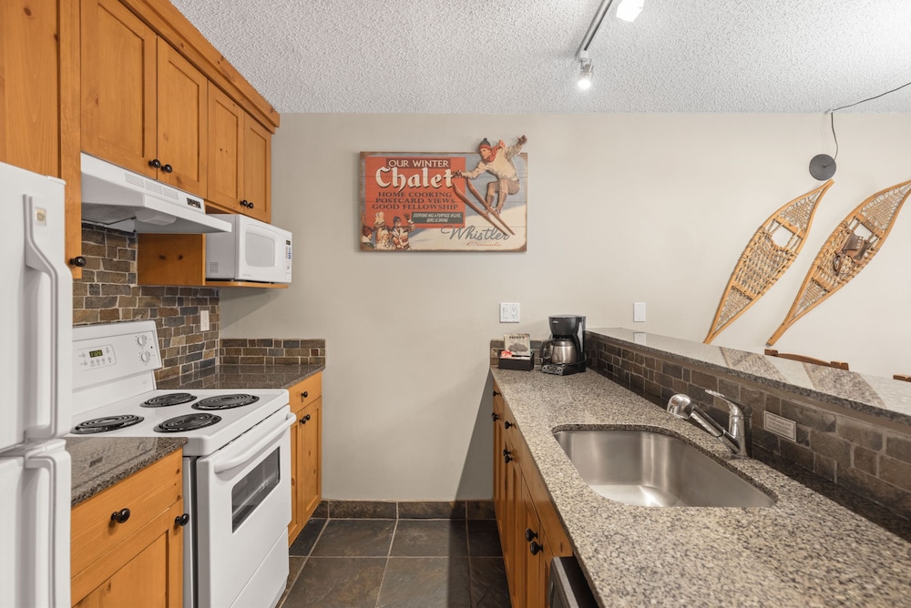 Suite, 2 Bedrooms - Photo 8