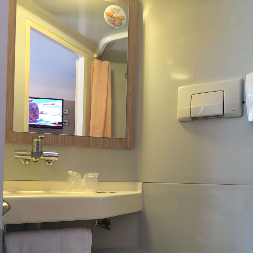 Standard Room, 3 Twin Beds - Photo 7