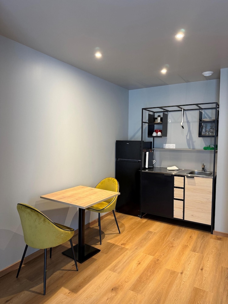 Studio, 1 King Bed, Garden View