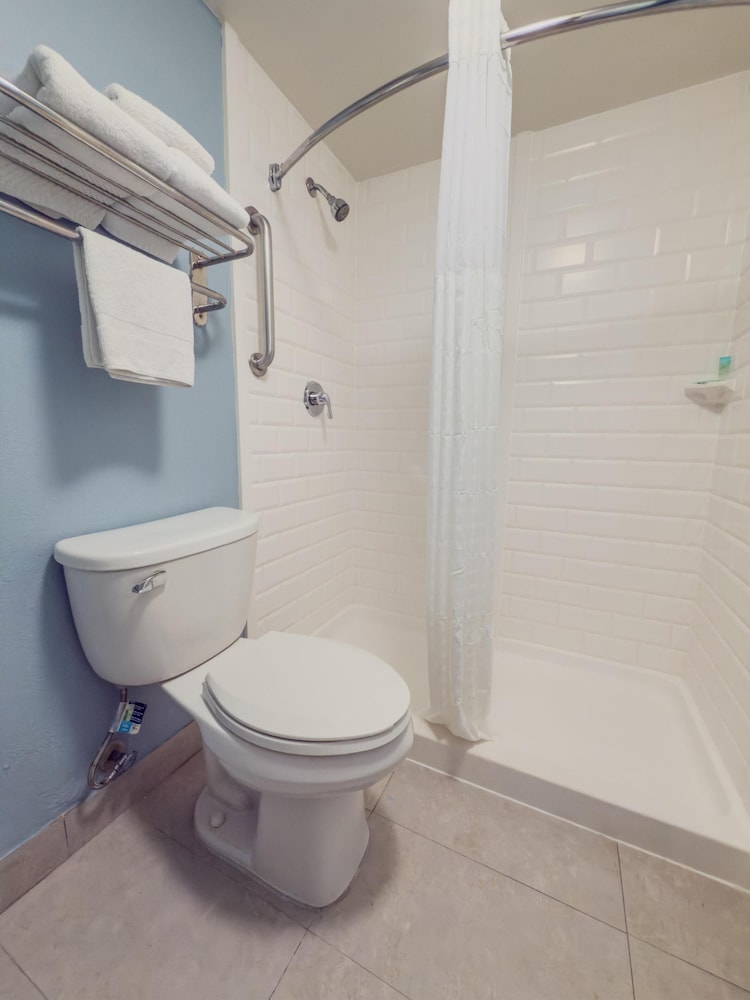 Standard Room, 2 Queen Beds, Non Smoking, Refrigerator & Microwave (Pet Friendly) - Photo 2