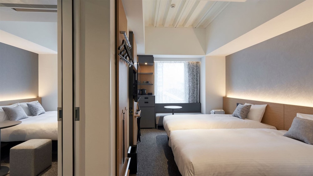 Connecting Room with 2 Single Beds and 1 Queen Bed - Photo 5