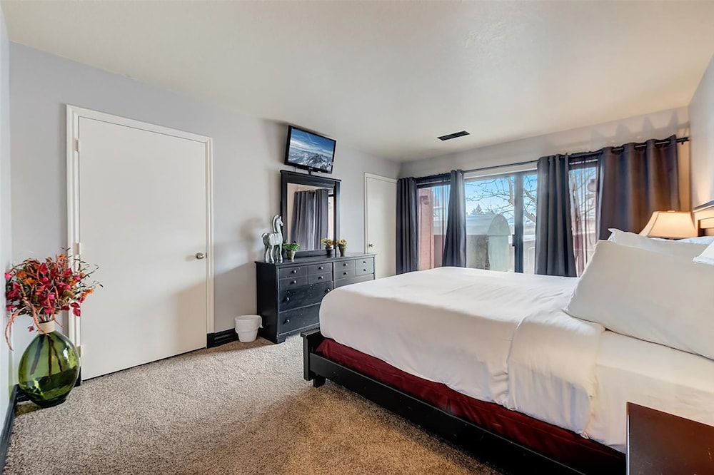 4 Bedroom Condominium photo 2