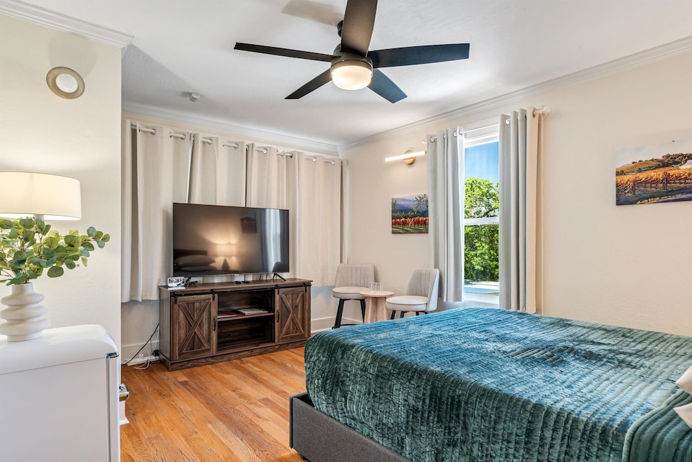 Room, 1 Queen Bed (Ella's Place) photo 1