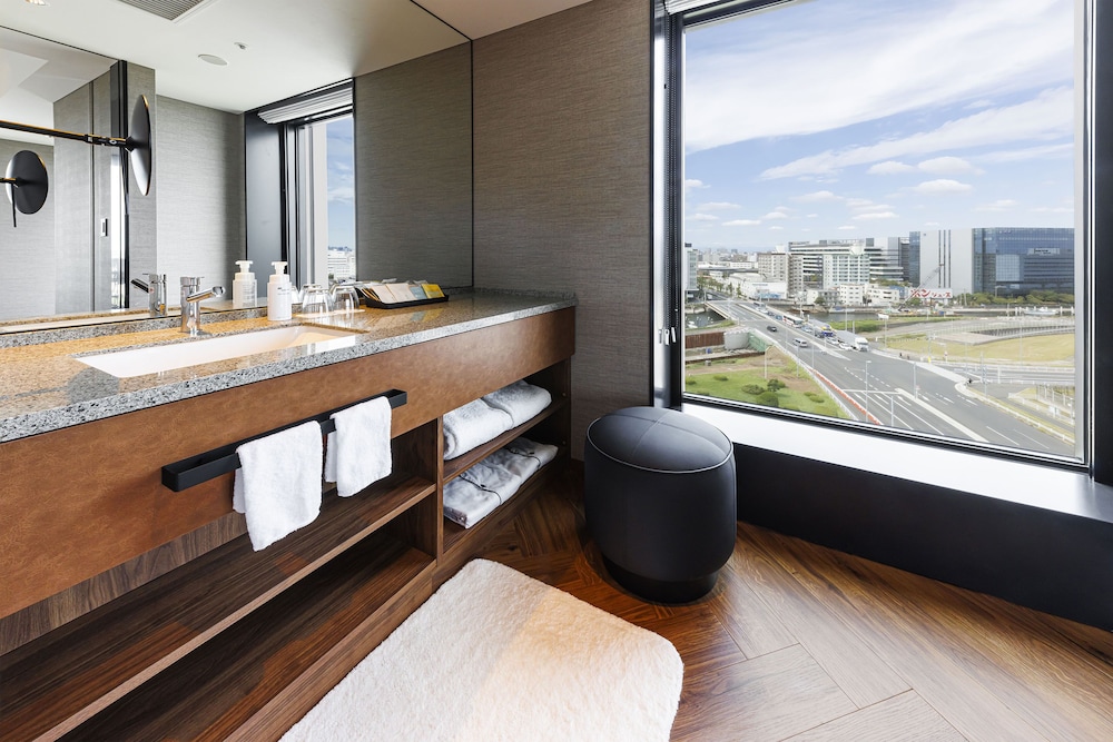 Junior Suite, Multiple Beds, Non Smoking, Airport View (Single Use) photo 3