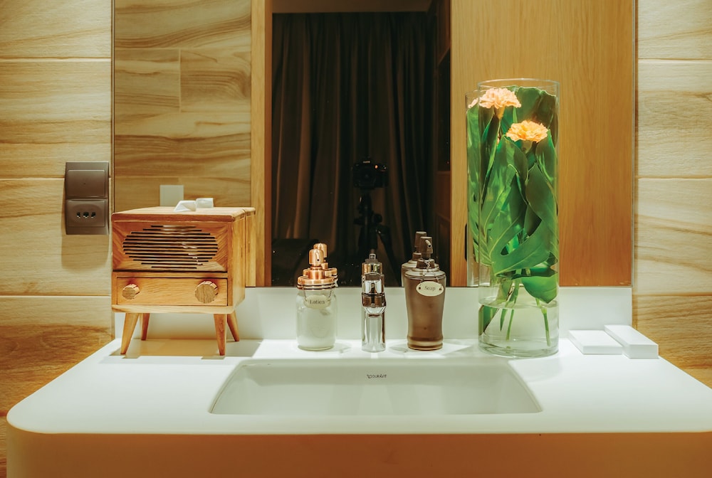 Executive Suite with Balcony thumbnail 6