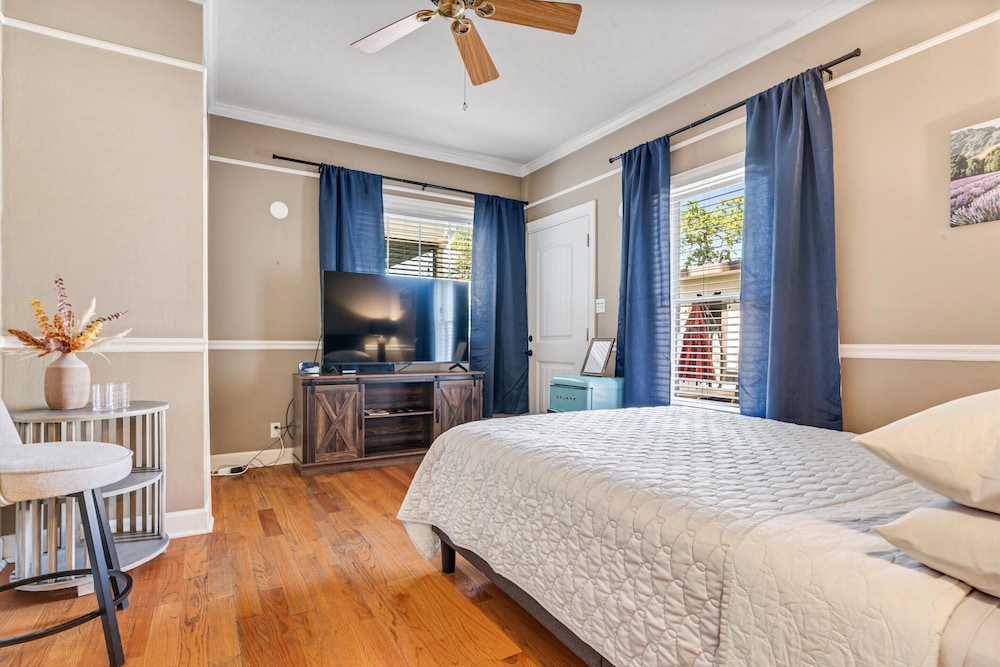 Room, 1 Queen Bed (Ms. Holiday) photo 1