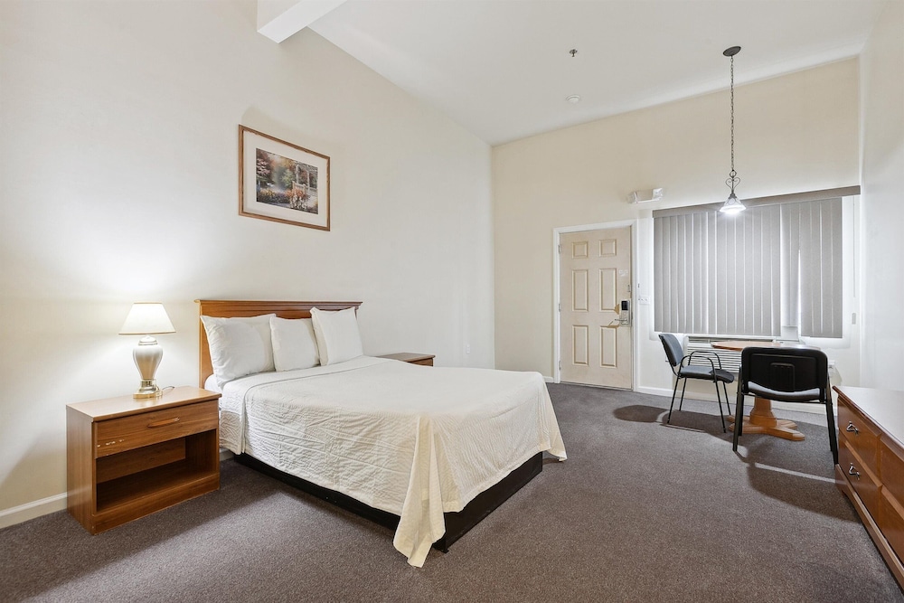 Standard Single Room, 1 Queen Bed, Non Smoking photo 1