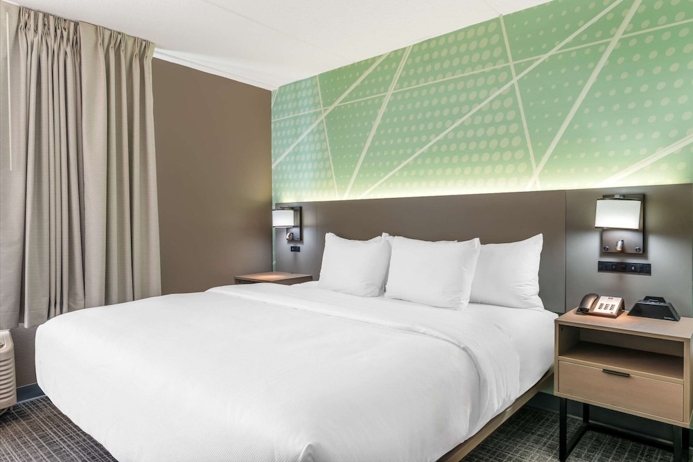 Standard Room, 1 King Bed, Non Smoking - Photo 3