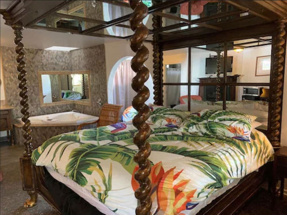 Suite, 1 King Bed and 1 Queen Bed