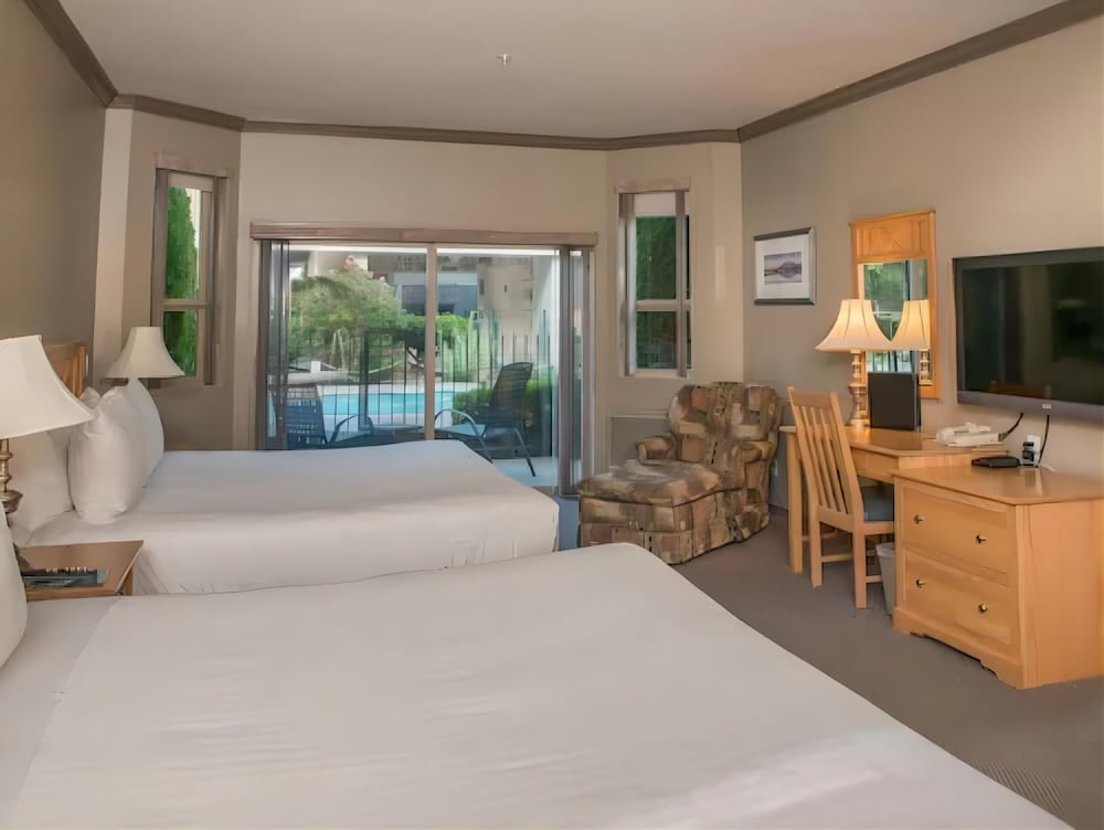 Room, 2 Double Beds, Poolside photo 2