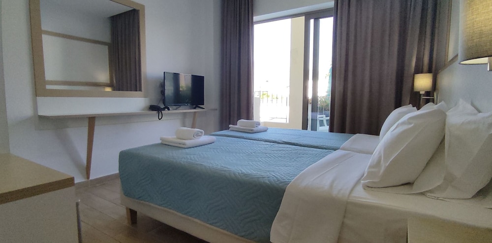 Standard Room With Pool Or Garden View photo 2