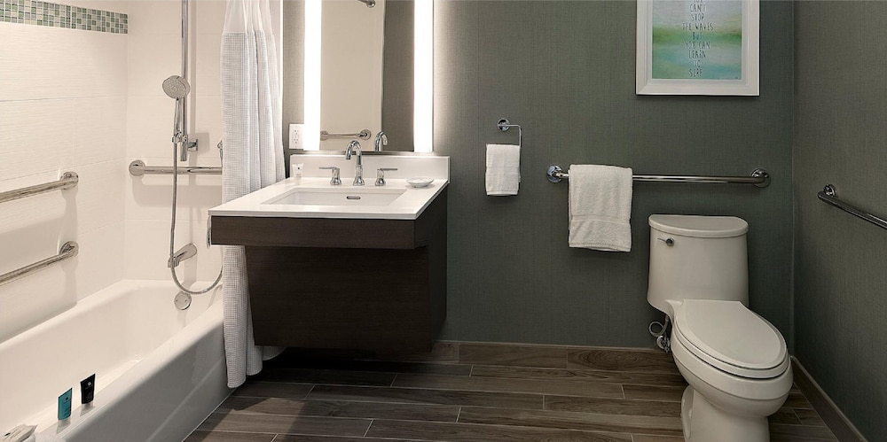 Standard Room, 1 Queen Bed, Accessible Bathtub (Communications) - Photo 8