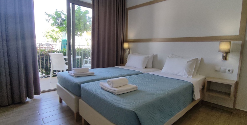 Standard Room With Pool Or Garden View photo 3