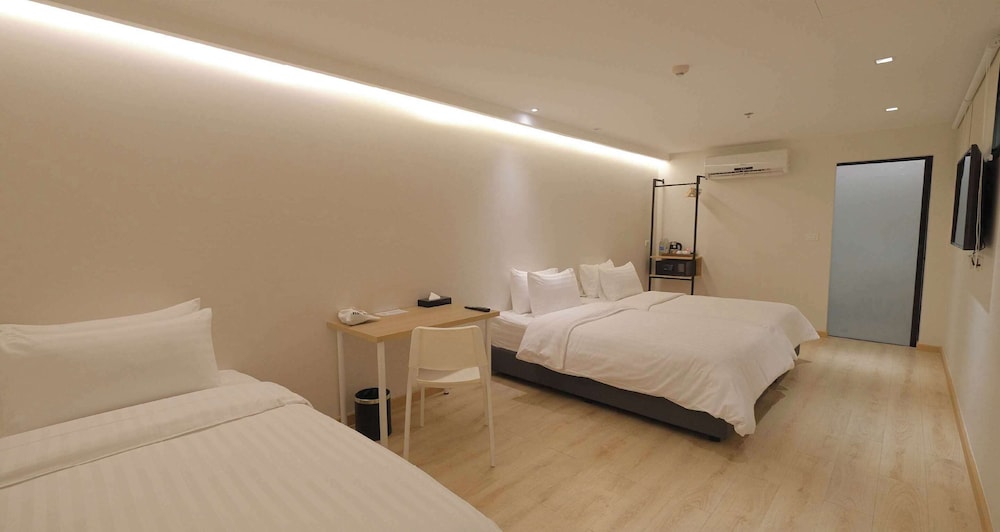 Standard Room, 3 Twin Beds, Non Smoking photo 3