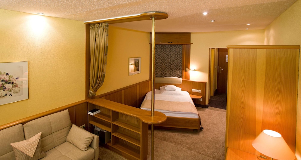 Comfort Room, 1 Queen Bed, Balcony (Cozy Sitting Corner)