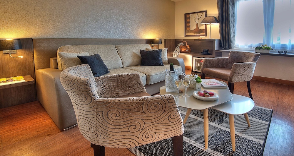Junior Suite, 1 King Bed, Non Smoking (with Sofabed) photo 2