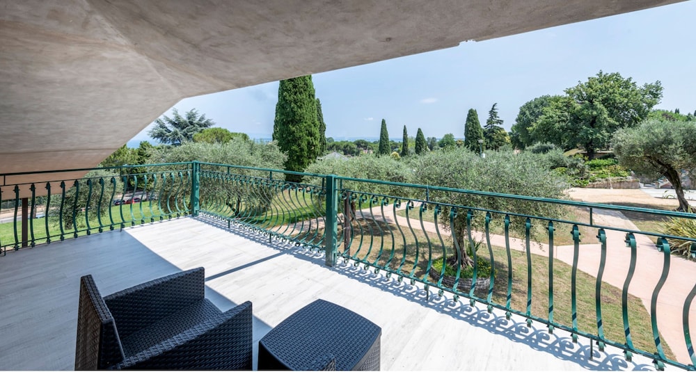 Executive Apartment, 1 Bedroom, Terrace, Partial Lake View (Pet Friendly) photo 3