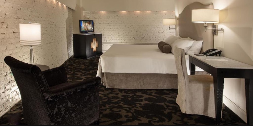 Basic Room, 1 Queen Bed, No Windows (Rockstar Room (RSR)) - Photo 3