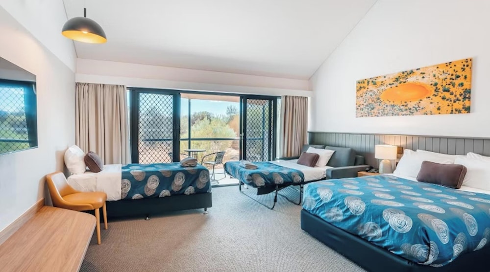 Standard Family Rooom - 1 Queen, 1 Single, 1 Sofabed - Photo 1