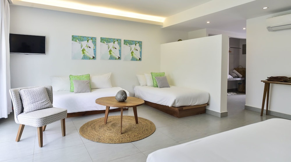 Family Room, Garden View - Photo 3