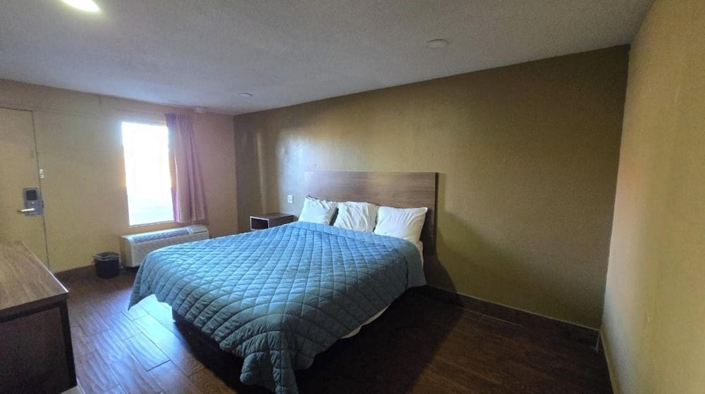 Room, 1 King Bed, Smoking photo 2