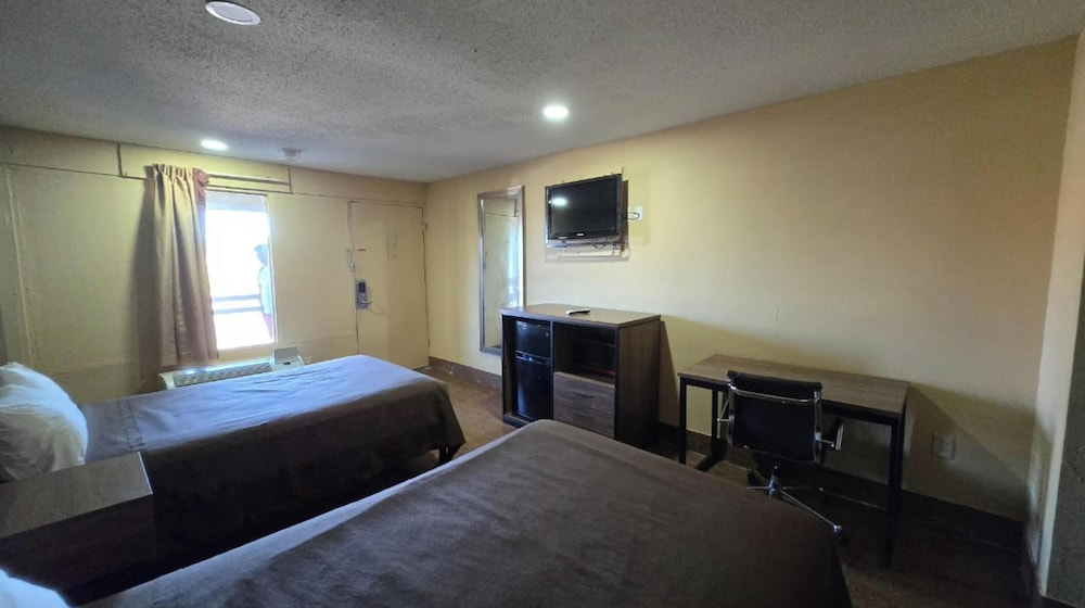 Room, 2 Queen Beds, Smoking photo 1
