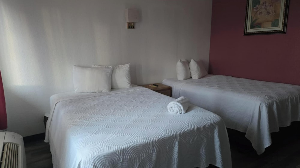 Room, 2 Queen Beds, Non Smoking photo 1