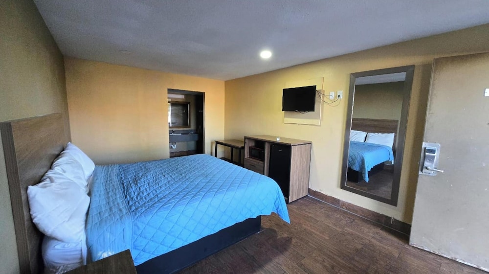 Room, 1 King Bed, Smoking photo 3
