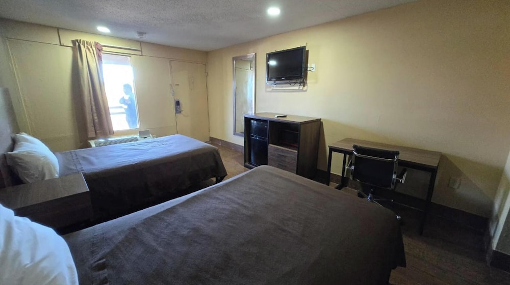 Room, 2 Queen Beds, Smoking photo 3