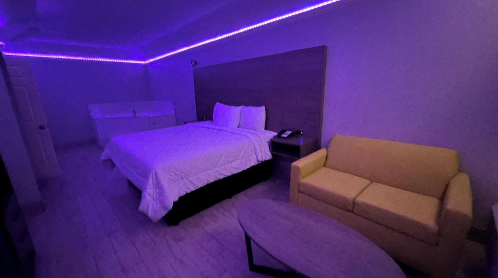 Room, 1 King Bed, Non Smoking, Jetted Tub - Photo 1