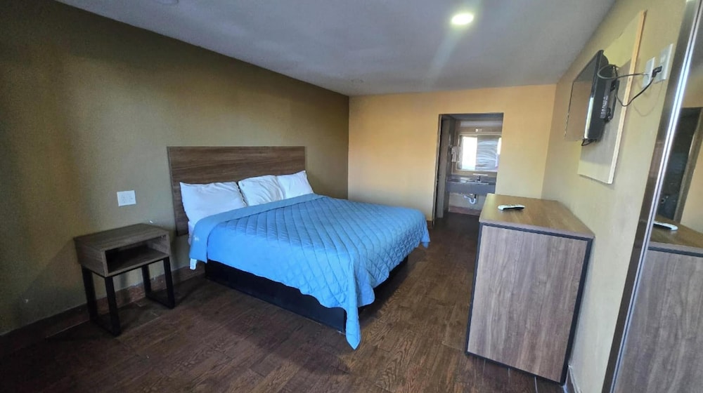 Room, 1 King Bed, Smoking photo 1