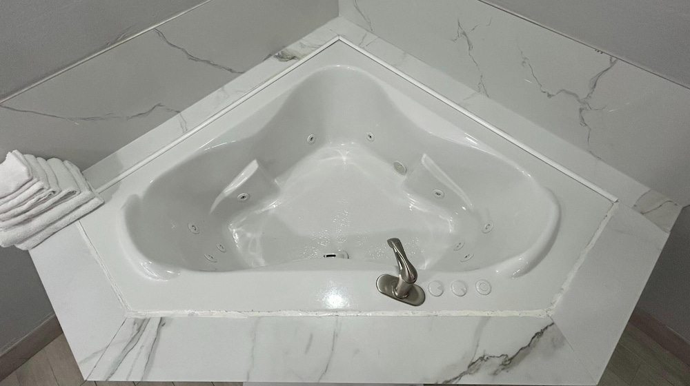 Room, 1 King Bed, Non Smoking, Jetted Tub - Photo 9