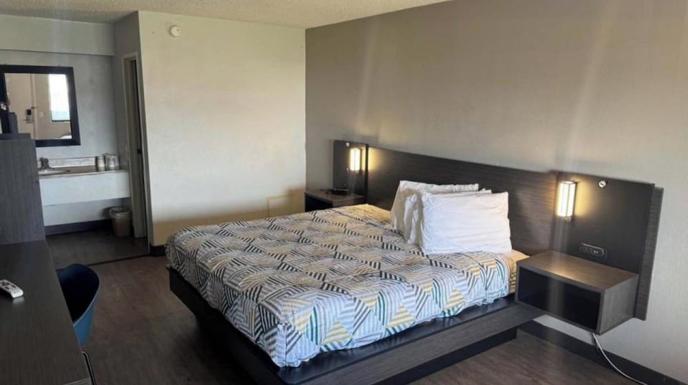Standard Room, 1 King Bed, Non Smoking photo 2