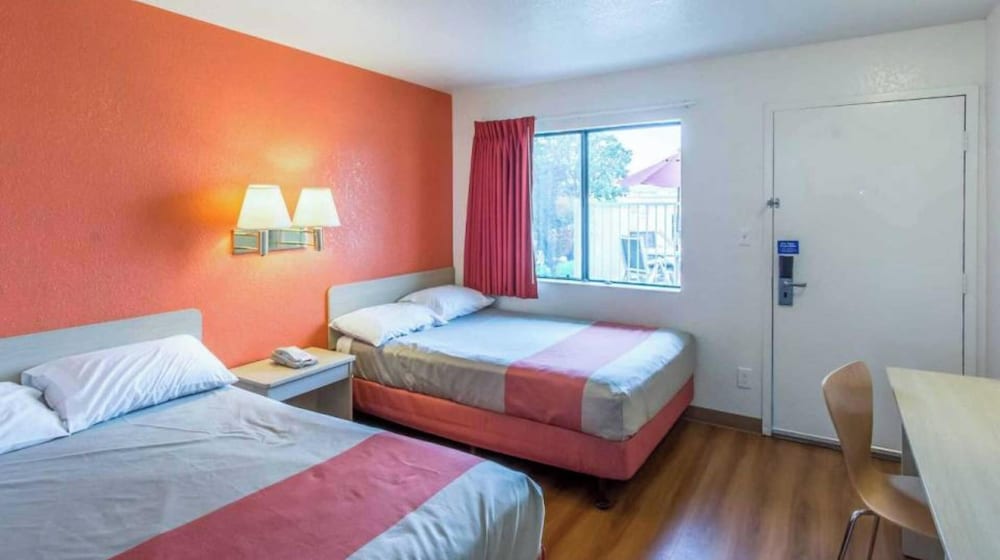 Standard Room, 2 Double Beds, Non Smoking photo 3