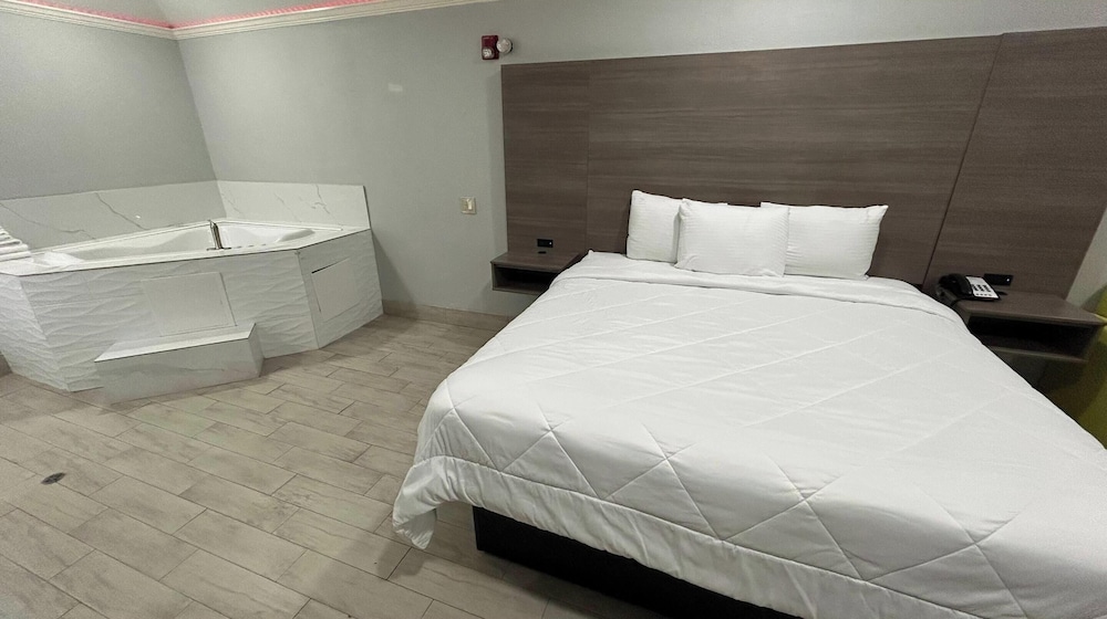 Room, 1 King Bed, Non Smoking, Jetted Tub - Photo 2