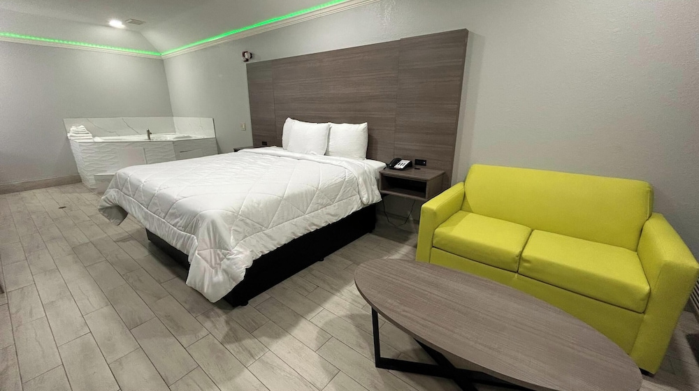 Room, 1 King Bed, Non Smoking, Jetted Tub - Photo 3